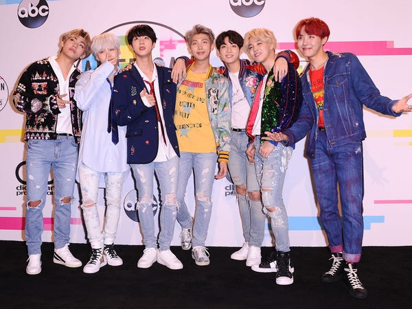 BTS tại lễ trao giải American Music Awards 2017 tại Los Angeles, California, Mỹ (Ảnh:Jason LaVeris/Getty Images).