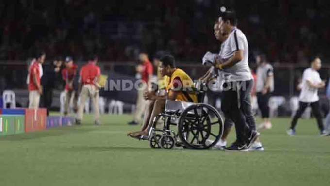 Evan Dimas đã phải ngồi xe lăn sau pha vào bóng của Đoàn Văn Hậu hồi năm 2019.