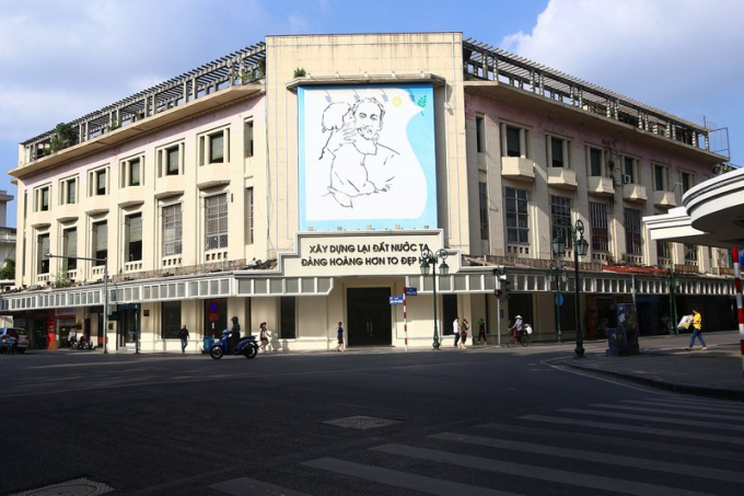 Tòa nhà đối diện cửa hàng bách hóa Grands Magasins cũng không có nhiều thay đổi.