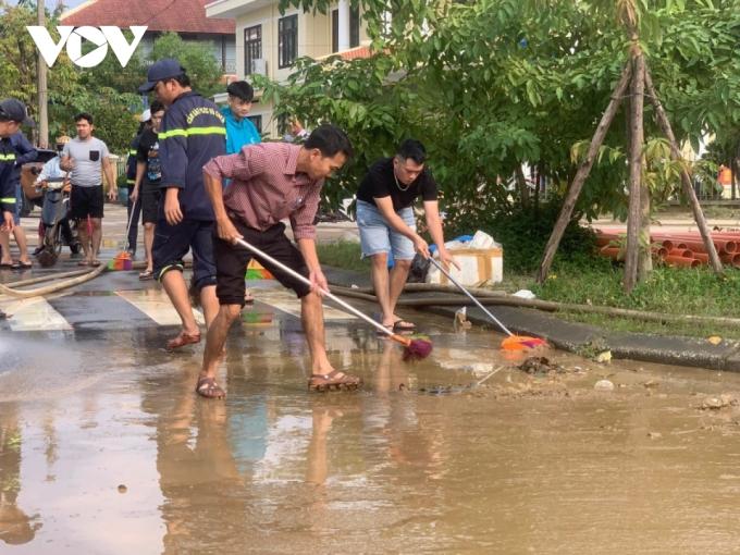   Người dân dọn vệ sinh sau mưa lũ  