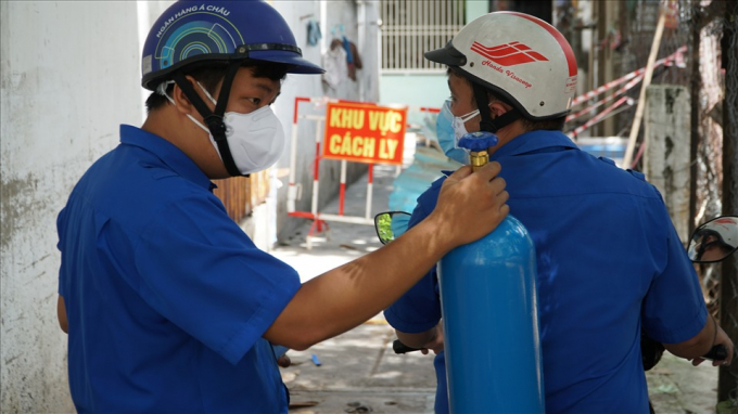 Đội ngũ tình nguyện viên của Thành Đoàn tham gia hỗ trợ giao bình oxy đến tận nơi cho người dân bất kể ngày đêm.