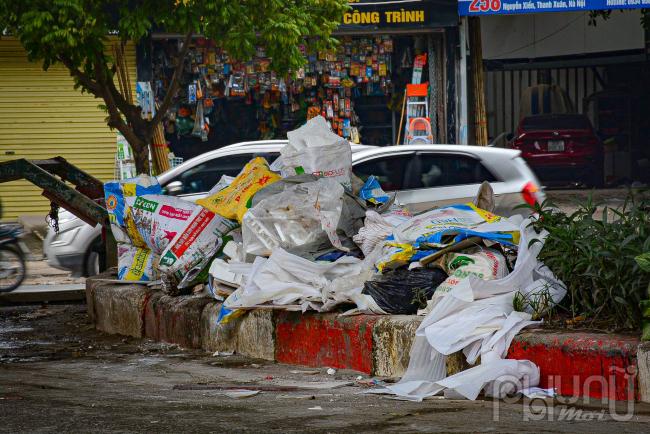 Thậm chí người dân nơi đây vứt rác luôn tại gầm cầu.