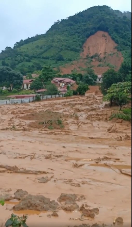 Hiện trường vụ sạt lở cho thấy một lượng đất đá lớn đã bị sập xuống. 