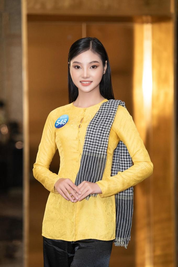   Đặng Thị Kim Thoa cũng được chú ý tại Miss World Vietnam - Hoa hậu Thế giới Việt Nam 2022. Theo hồ sơ giới thiệu, cô đến từ Long An, sinh năm 2002, thuộc nhóm thí sinh nhỏ tuổi nhất cuộc thi. Kim Thoa có gương mặt khả ái, vóc dáng cân đối. Chiều cao 1,74 m giúp cô nổi bật khi sải bước trên sân khấu vòng thi chung khảo. Kim Thoa học ngành y khoa, Đại học Nam Cần Thơ. Đầu năm 2022, cô từng tham gia cuộc thi Người đẹp Thời trang Tây Đô và giành giải Hoa khôi. Kim Thoa đã có kinh nghiệm làm người mẫu ảnh, chụp hình thời trang. Song, so với dàn thí sinh năm nay, cô vẫn là gương mặt mới, chưa hoạt động giải trí nhiều. Nét đẹp dịu dàng của thí sinh này được nhận xét phù hợp tiêu chí Miss World Vietnam.  