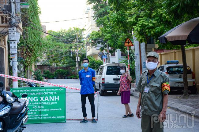 Lực lượng bảo vệ chốt và thanh niên rất nhiệt tình hướng dẫn người dân đi lại và tuân thủ quy định.