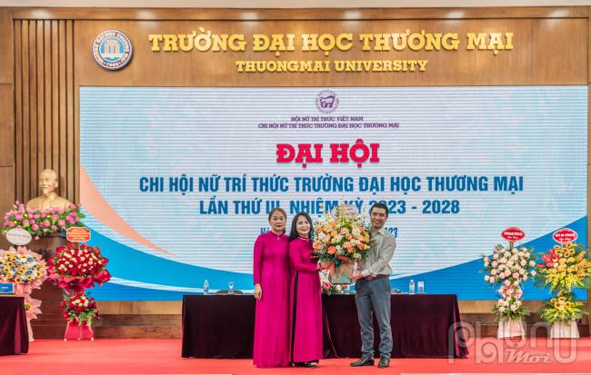 Hội CCB Đại học Thương mại tặng hoa chi hội Nữ trí thức trường Đại học Thương mại