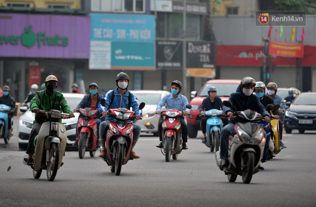  Dù không phải giờ cao điểm, mật độ giao thông ở các tuyến đường vẫn khá cao.