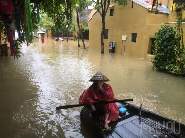 Người dân Hội An bơi thuyền trong lũ 