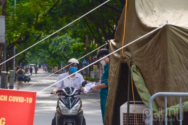 Trung tâm Kiểm soát bệnh tật (CDC) Hà Nội công bố số ca nhiễm tại đây lên đến 20 ca dương tính, phần lớn các ca F0 đều có địa chỉ tại ngõ 68 phố Đội Cấn.