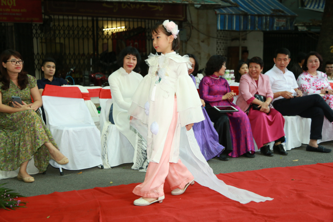 Áo dài Hương Giang nổi bật trong “Sắc Thu Hà Nội”