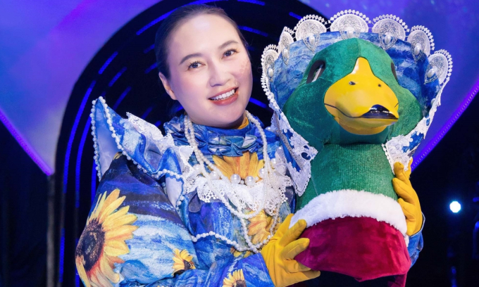 Khánh Linh gây thích thú khi xuất hiện với mascot Madame Vịt