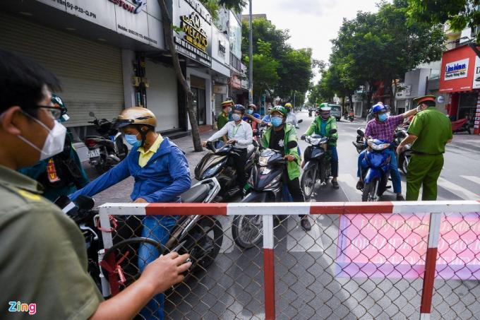           Trong ngày đầu thực hiện Chỉ thị 16 để phòng, chống dịch Covid-19, quận 3 đã thiết lập nhiều chốt chặn tại các địa điểm giáp ranh với quận Phú Nhuận, quận 1, quận 10... Lực lượng công an, dân phòng trực tại các chốt kiểm soát thông tin từng người ra vào quận. Nhiều người phải chờ đợi khá lâu để qua được chốt.          