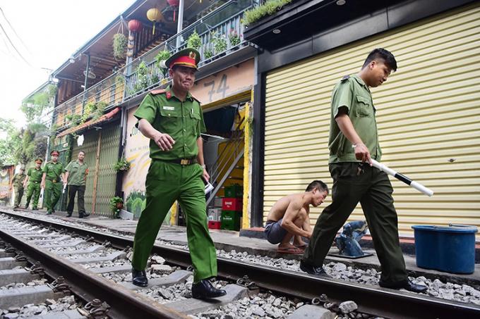 Sáng nay (10/10), Công an quận Hoàn Kiếm đã phối hợp với các ban ngành liên quan lập 5 chốt rào chắn qua các điểm giao cắt đường tàu trên địa bàn. (Ảnh: VnExpress)