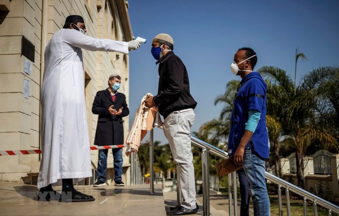 Kiểm tra thân nhiệt phòng lây nhiễm COVID-19 tại Johannesburg, Nam Phi, ngày 5/6/2020. (Ảnh: AFP/TTXVN)