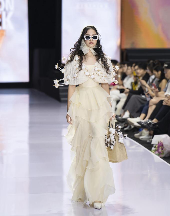 Mẫu nhí Tô Ngọc Diệp catwalk đầy thần thái tại Tuần lễ Thời trang Quốc tế Việt Nam 2023