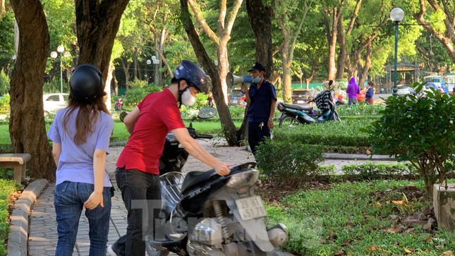           Lực lượng chức năng phường Thụy Khuê (Ba Đình, Hà Nội) liên tục gọi loa nhắc nhở, giải tán đám đông thì lúc đó ngươi dân mới vội vàng di chuyển.          