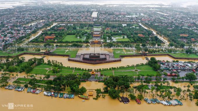    Mưa lớn kéo dài và lũ từ thượng nguồn sông Hương khiến Kinh thành Huế ngập nặng, có chỗ nước sâu hơn nửa mét.  