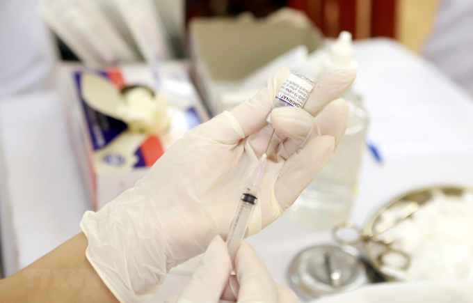   Tiêm vaccine phòng COVID-19 cho người dân. (Ảnh: Hoàng Hùng/TTXVN)  