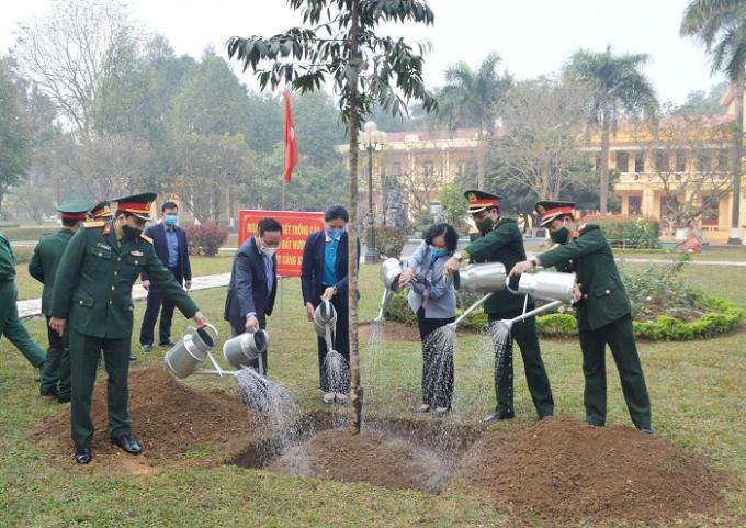 các đồng chí lãnh đạo Trung ương, Hội LHPN Việt Nam, lãnh đạo thành phố Hà Nội tham gia lễ phát động 