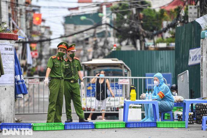   Ngày 31/7, UBND quận Hoàn Kiếm (Hà Nội) đã ban hành quyết định thành lập vùng cách ly y tế tại địa bàn dân cư phường Chương Dương trong 14 ngày do có liên quan đến trường hợp dương tính với SARS-CoV-2.  