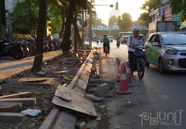 Người dân Hà Nội khốn khổ vì “điệp khúc” đào xới, thay gạch lát vỉa hè