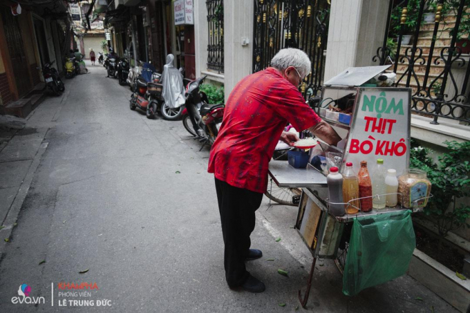 Ông bán hàng xe thịt bò khô lách cách tiếng kéo ngân vang trên các phố phường Hà Nội một thời. (Ảnh: Lê Trung Đức/ Khampha)