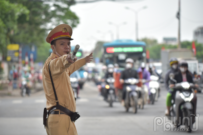 Không chỉ có dịp cao điểm trước và sau kỳ nghỉ lễ, ngay cả những ngày thường, Đội CSGT đường bộ số 6 vẫn thường xuyên, bố trí cán bộ chiến sỹ ứng trực, phân luồng, xử lý các vi phạm về trật tự an toàn giao thông đón trả khách, các xe khách dù, bến cóc không để xảy ra tình trạng ùn tắc tại các điểm nóng. 