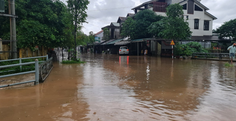 Mưa lớn gây ngập lụt nhiều nơi tại miền Trung, học sinh phải nghỉ học - Ảnh 2.