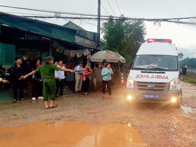 Xe cứu thương đưa thi thể ông Bình về nhà.