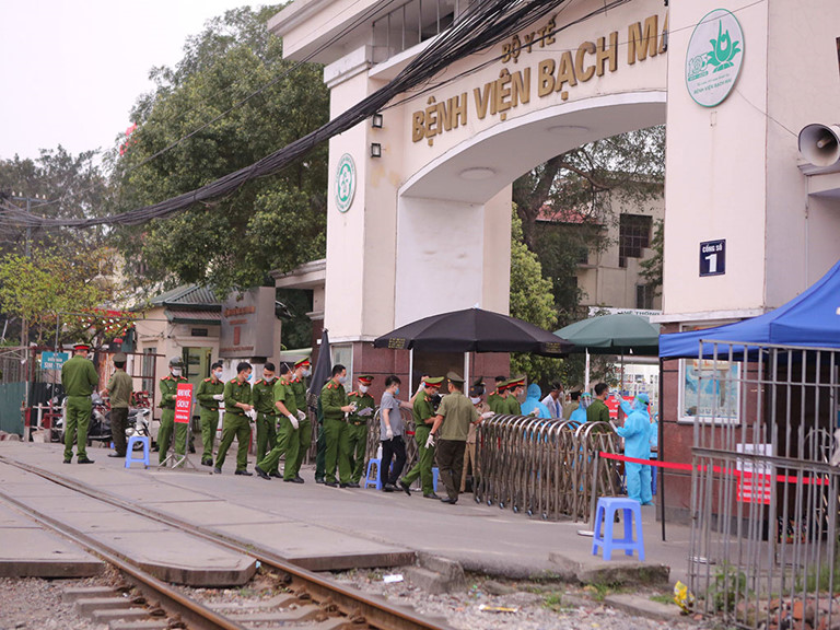 Có khoảng 40.000 người ra vào ổ dịch Bệnh viện Bạch Mai. Ảnh: Thanh Niên.