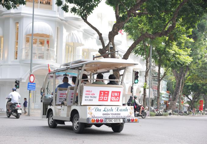 Đông đảo người dân Thủ đô cũng như du khách nước ngoài thích thú, hào hứng với phương tiện này