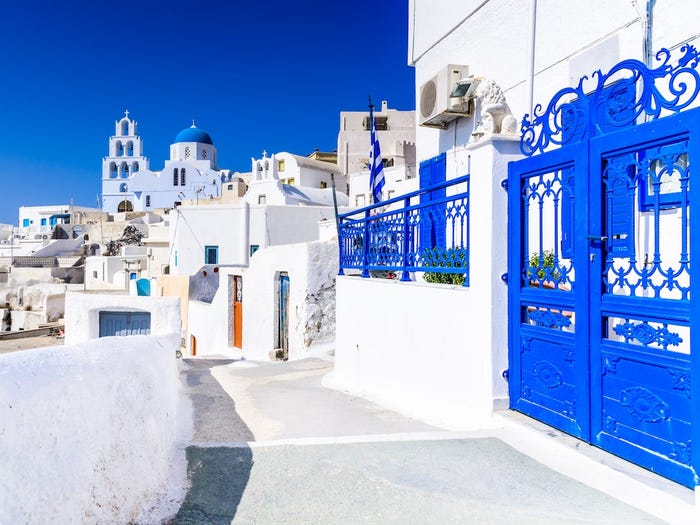 Đảo Santorini trên biển Aegea là điểm đến rất quyến rũ với những ngôi nhà trắng muốt và là điểm ngắm hoàng hôn tuyệt đẹp của Hy Lạp. Ảnh: Getty.