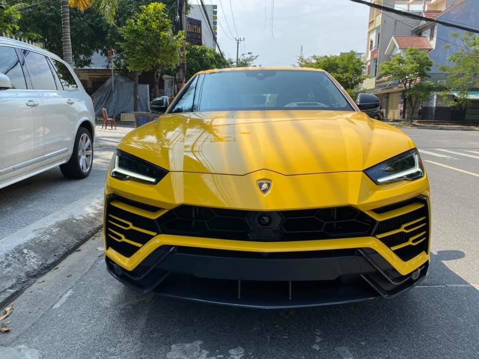 Ngắm siêu SUV Lamborghini Urus đầu tiên về Đà Nẵng với màu sơn vàng Giallo Auge sang trọng