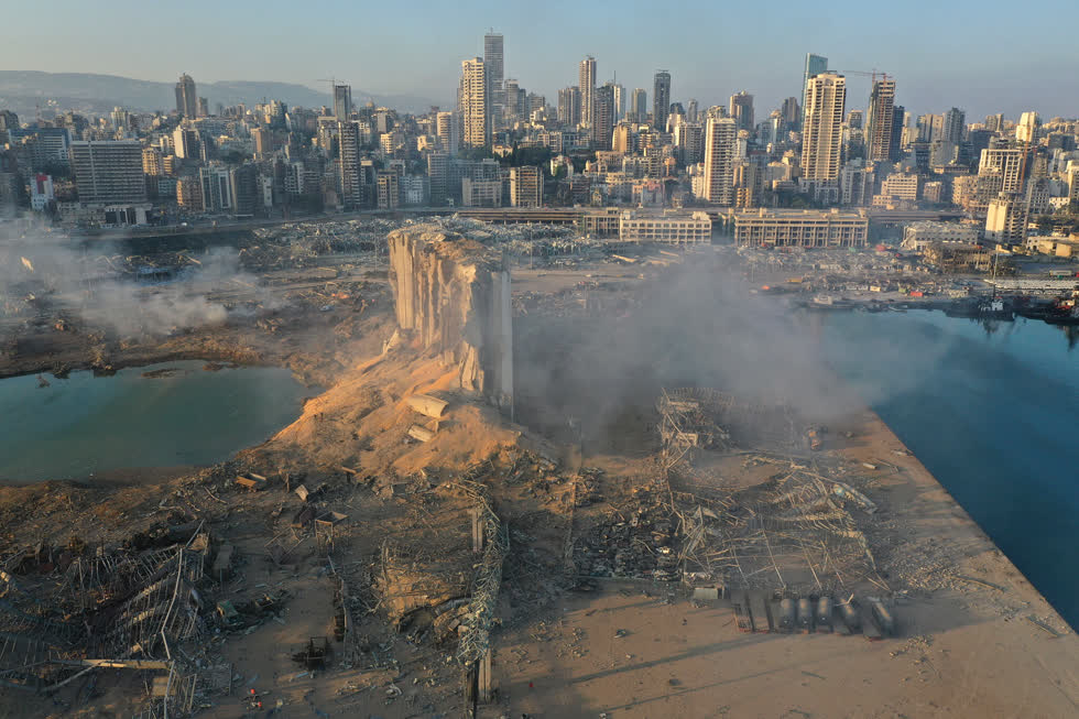 Beirut, Lebanon, ngày 5/8/2020. Hai vụ nổ, trong đó có một vụ nổ rất mạnh, giết chết hơn 190 người và hơn 6.000 người bị thương. Không ai có hành động để đảm bảo 2.750 tấn amoni nitrat được lưu trữ trong một nhà chứa máy bay ở cảng của thành phố. Ảnh: Hussein Malla/Associated Press