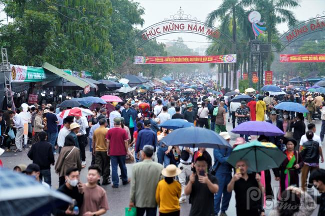 Ngày từ sáng sớm, hàng nghìn du khách đã từ khắp mọi nơi đổ về hội Lim, huyện Tiên Du, tỉnh Bắc Ninh để chơi hội cũng như nghe các làn điệu dân ca quan họ được thể hiện bởi các liền anh, liền chị.