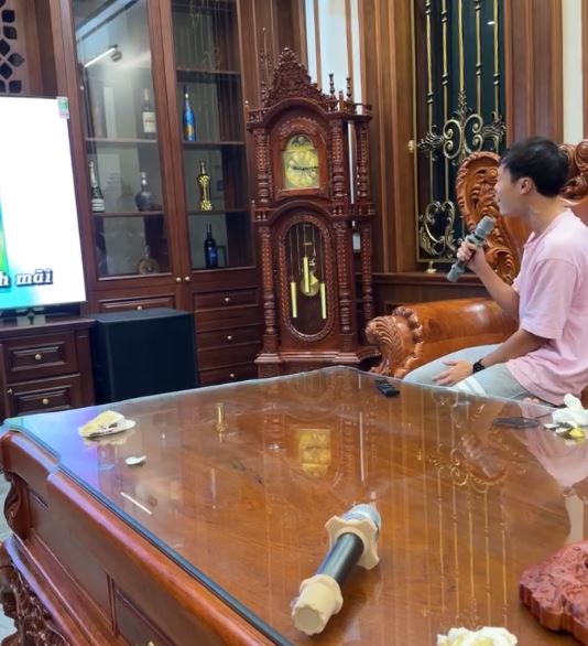 Anh thoải mái hát karaoke cùng mọi người 