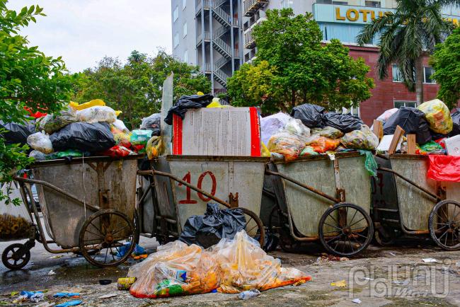 Tại điểm thu gom rác thải phố Duy Tân, Cầu Giấy, Hà Nội đối diện ngõ 4 phố Duy Tân rác thải chất đầy, nhiều xe xếp hàng chờ thu gom.