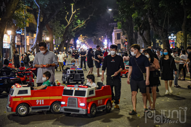   Xe điện trò chơi thu hút các em nhỏ.  