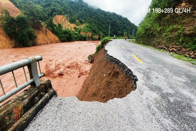   Hiện trường sạt lở tại Km198+289 QL4H. Ảnh: NGUYỄN CHƯƠNG  