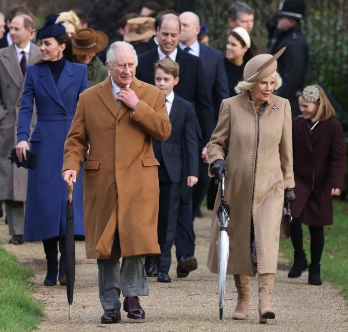 Kate và William chúc cả thế giới mùa Giáng sinh vui vẻ với bức ảnh mới của 3 con, Charlotte là tâm điểm chú ý vì hành động vô tư