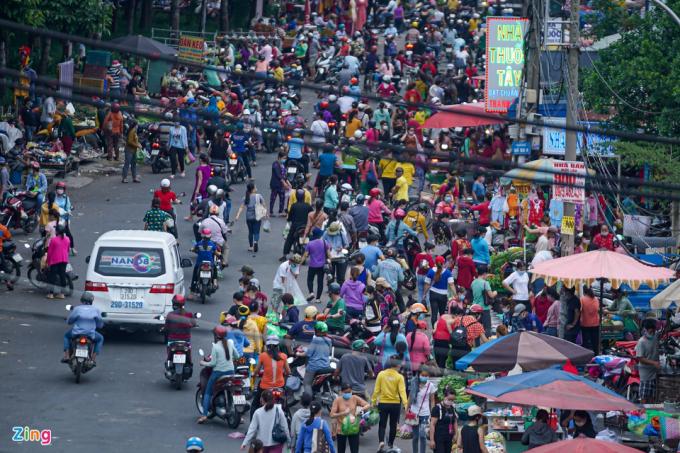           Chợ tự phát cách khu công nghiệp khoảng 500 m, vẫn đông đúc công nhân mua sắm.          