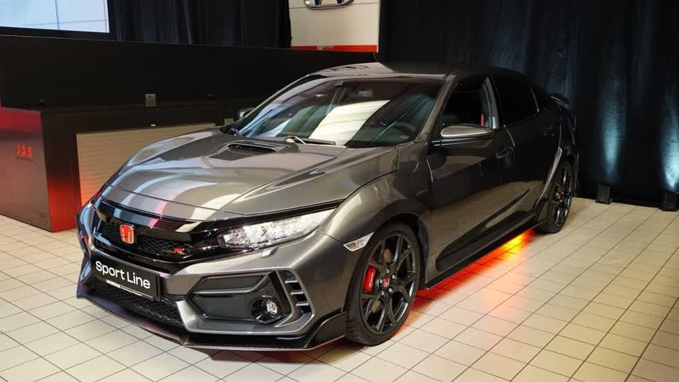 Mặt ca lăng mới mang đến cho Civic Type R Sport Line vẻ hầm hố và mạnh mẽ.