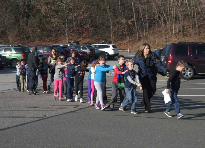 Trẻ em được hộ tống ra khỏi Trường tiểu học Sandy Hook sau khi một vụ nổ súng hàng loạt xảy ra tại trường học ở Newtown, Connecticut, vào tháng 12 năm 2012. Sáu người lớn và 20 trẻ em đã bị giết bởi Adam Lanza, người trước đó đã giết mẹ mình tại nhà. Bức ảnh được chụp bởi nhà báo địa phương Shannon Hicks, đã được đăng lên trang nhất của các tờ báo, tạp chí và trang web trên khắp thế giới. 