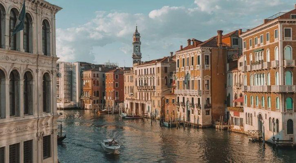   Venice đang lún với tốc độ 2mm mỗi năm. Mặc dù đã có các biện pháp đề phòng, người ta cần làm nhiều hơn nếu không muốn Venice chìm hẳn dưới biển. Tình trạng lụt lội nặng ở một số thời điểm đã khiến một số công trình kiến trúc bị hư hại nghiêm trọng, chính quyền thành phố đã phải chi hàng chục triệu USD để tu sửa  