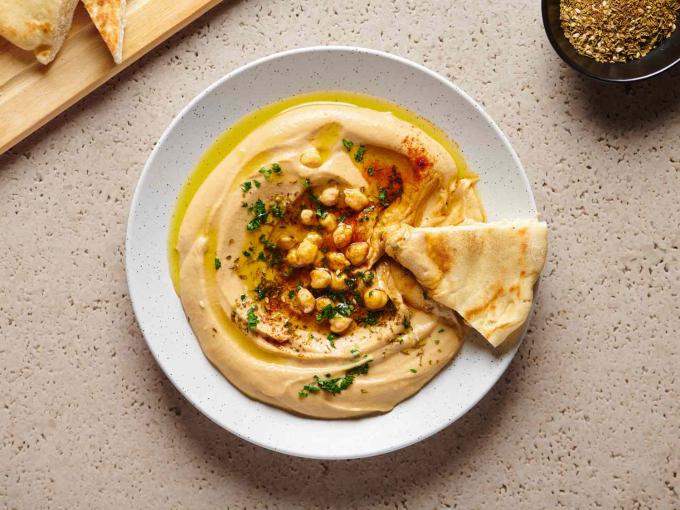 Sốt hummus được làm từ đậu gà nấu chín, nghiền nhuyễn, trộn với tahini (bơ mè), nước cốt chanh và tỏi.