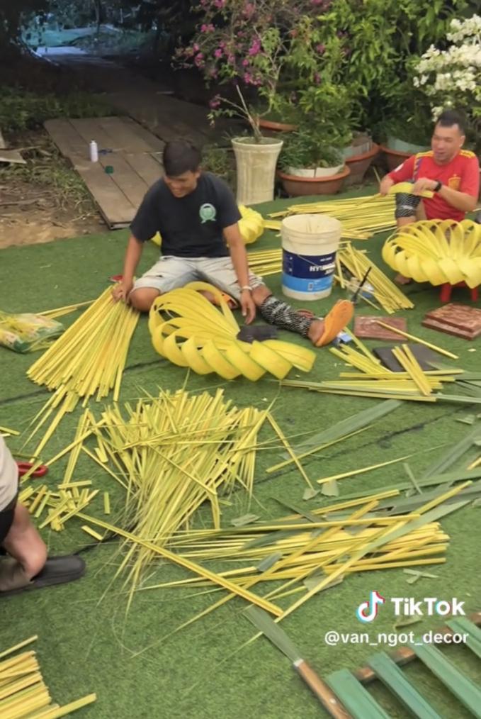 Puka và Gin Tuấn Kiệt chọn cổng cưới long - phụng kết thủ công từ lá dừa, rau củ quả cho ngày trọng đại 