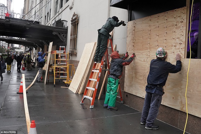 Hàng loạt cửa hàng ven đường Saks Fifth (Los Angeles) tăng cường gia cố trước ngày bầu cử. Ảnh: Reuters.