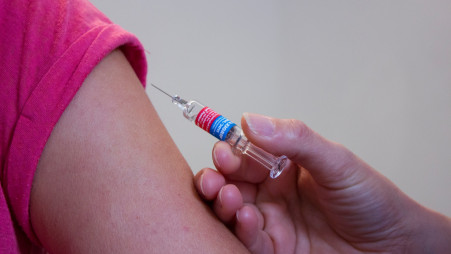   Nhiều người Israel vẫn nhiễm COVID-19 sau khi tiêm chủng vaccine. Nguồn: tbcnews  