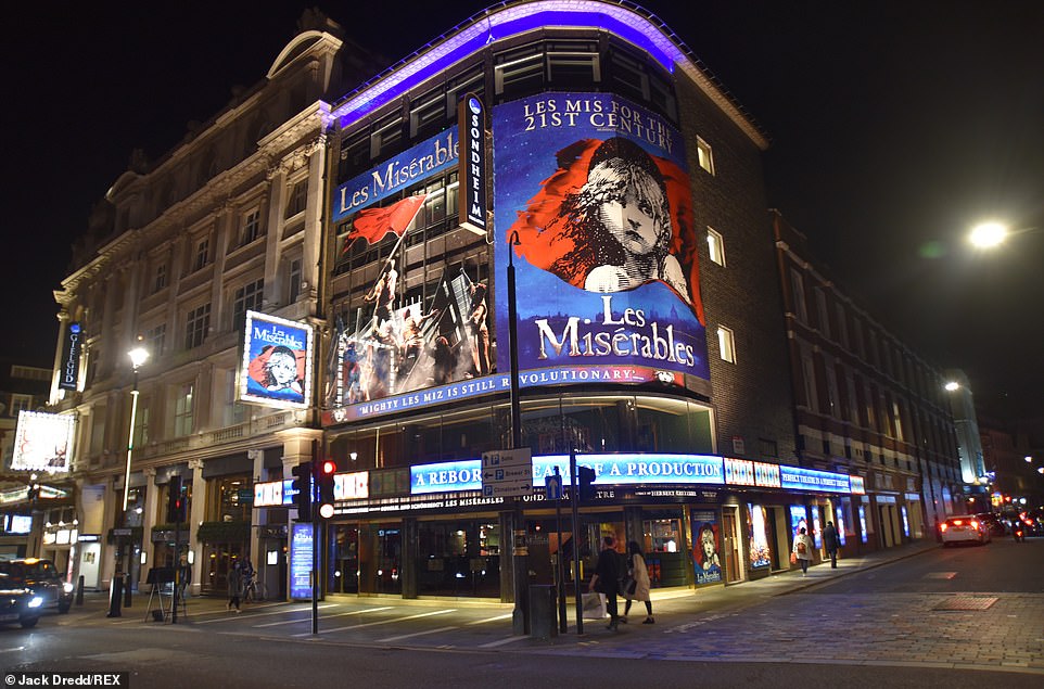 Một tấm quảng cáo vở diễn 'Les Miserables' tại Nhà hát Sondheim ở London đã bị hủy bỏ cho đến khi có thông báo mới về sự bùng phát của virus corona.