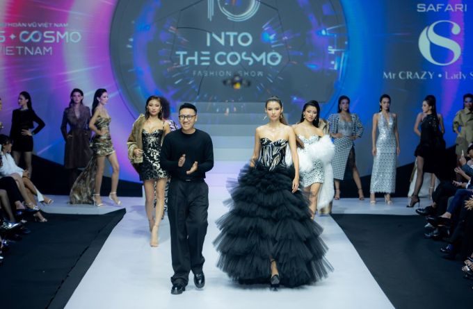   Tối 10/11, Cao Thiên Trang đã góp mặt trong đêm Fashion Show thuộc cuộc thi Hoa Hậu Hoàn Vũ Việt Nam - Miss Cosmo Vietnam 2023. Đảm nhận ví trí Vedette trong BST Safari, cô trở thành tâm điểm thu hút sự chú ý của khán giả khi xuất hiện rạng rỡ trong thiết kế của nhà mốt Mr Crazy & Lady Sexy.  